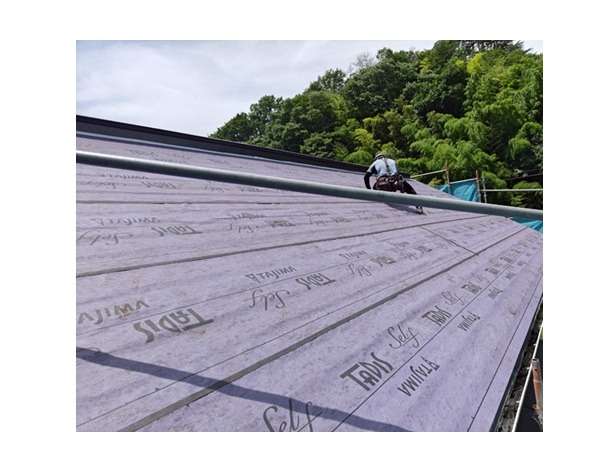 ルーフィング（防水シート）を設置します。