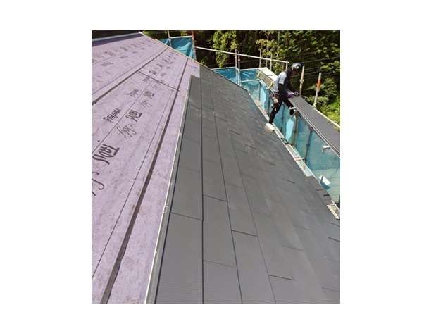 屋根材（ダンネツトップ）を設置します。