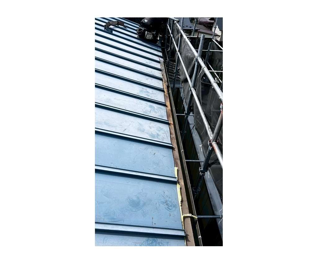 屋根カバー工事　軒先切断作業です