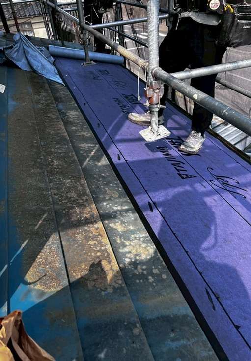 屋根カバー工事　ルーフィング（防水シート）を設置します