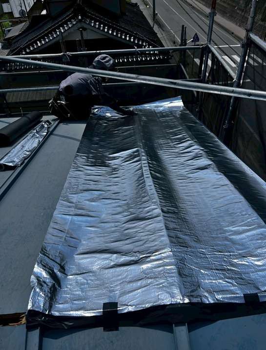 屋根カバー工事　遮熱シート敷き込みです