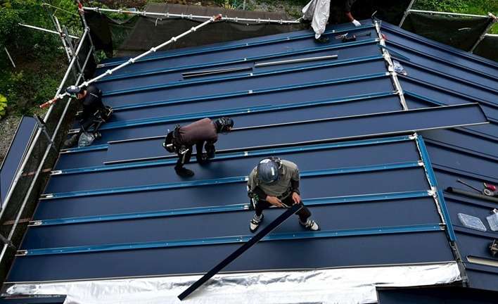 屋根カバー工事　屋根材を設置します。屋根材はカバールーフを採用しました