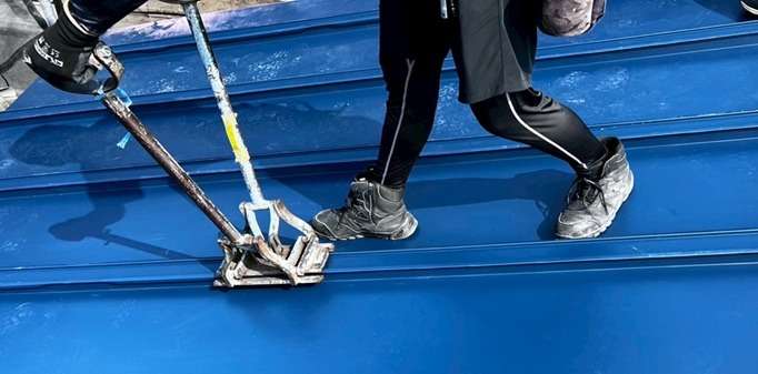 屋根カバー工事　ハゼ締めを行います