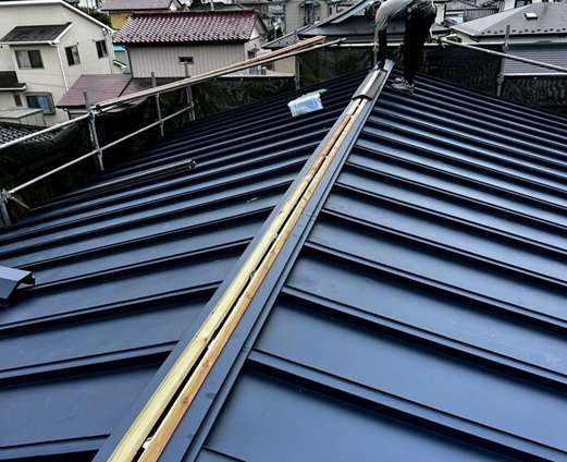 屋根カバー工事　棟下地とリッチベンツを取り付けます