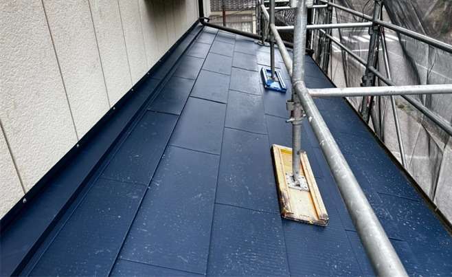 屋根カバー工事　壁際雨押さえ完成です