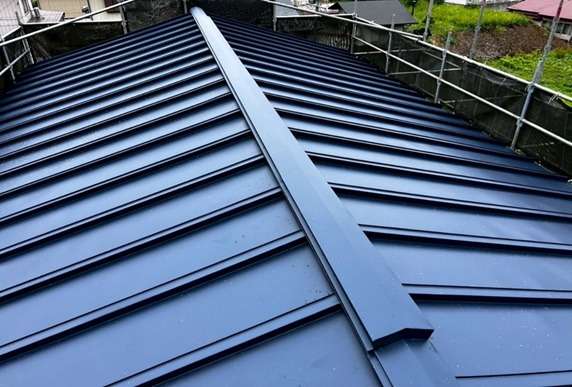 屋根カバー工事　棟包み完成です