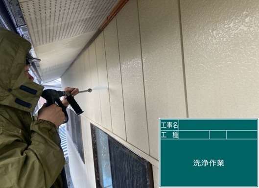 外壁塗装工事　高圧洗浄を行います