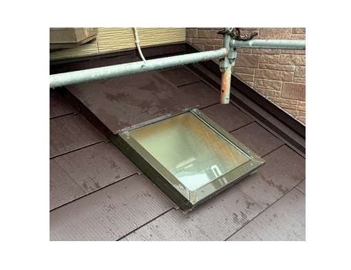 屋根カバー工事　トップライト廻りの施工後です。