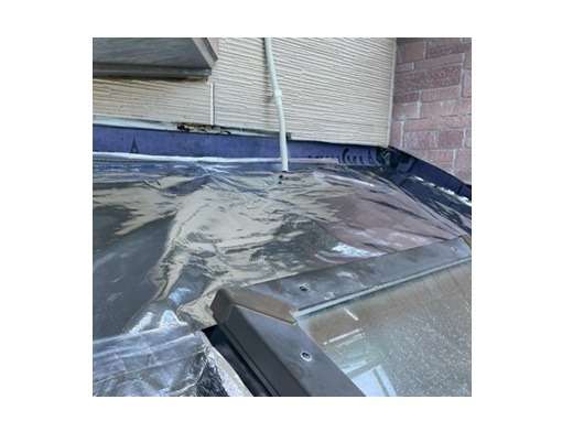 屋根カバー工事　壁際雨押さえ包みの施工前です。