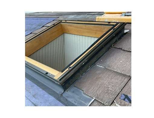 屋根カバー工事　トップライト廻りの施工前です。