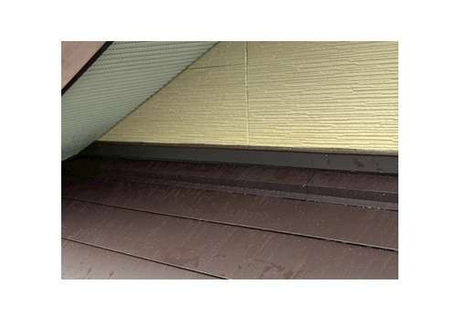 屋根カバー工事　壁際雨押さえ包みの施工後です。