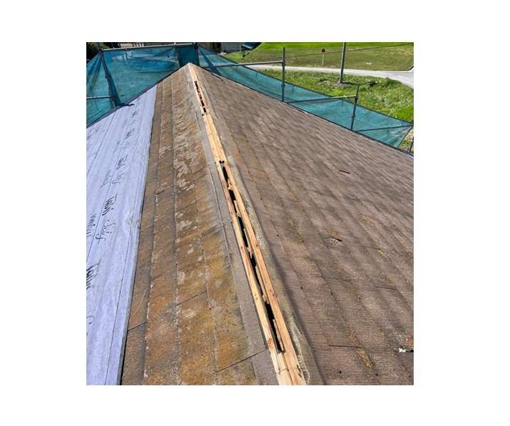 屋根カバー工事　既存棟包み解体・撤去です。