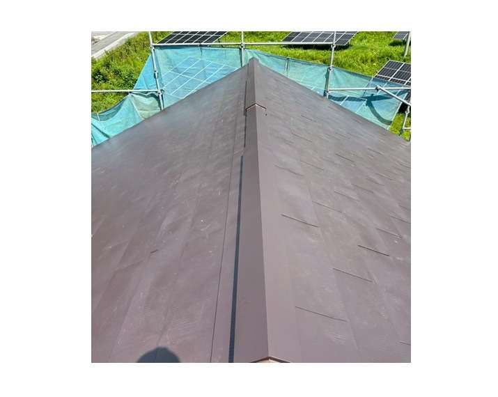 屋根カバー工事　棟包み板金を設置し完成です。