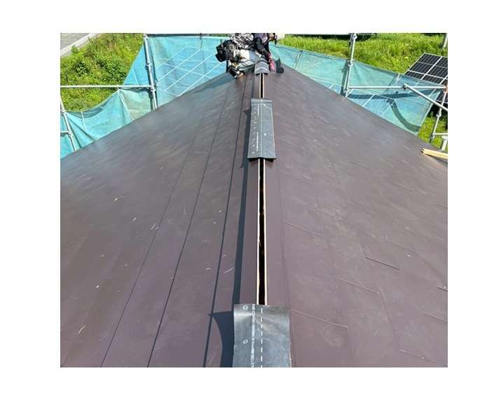 屋根カバー工事　棟下地・リッヂベンツ施工です。