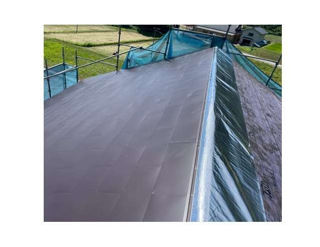 屋根カバー工事　ダンネツトップ施工です。
