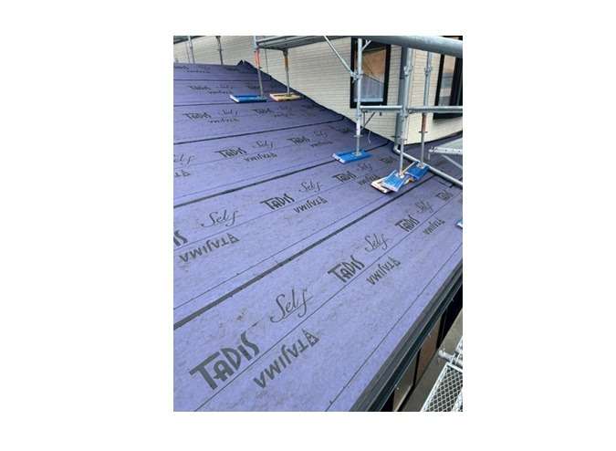 屋根カバー工事　ルーフィング（防水シート）を設置します。