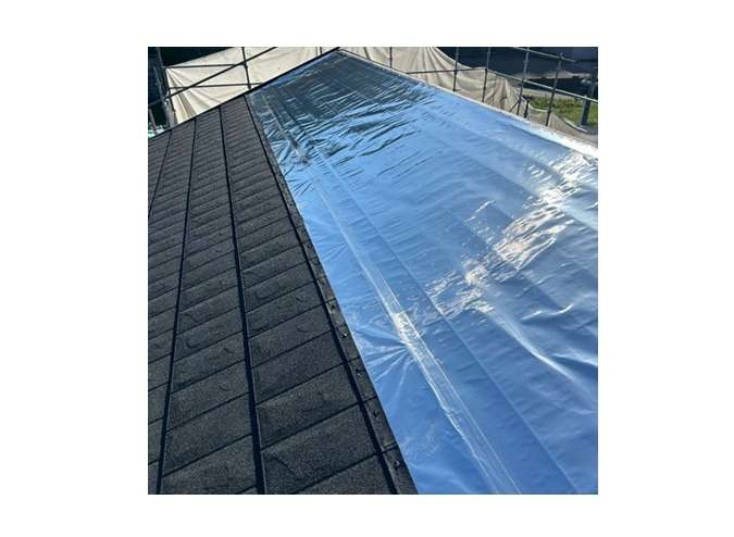 屋根カバー工事　屋根材・一閃を設置します。