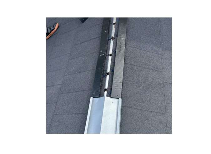 棟工事　峰換気材・リッヂベンツを施工します。