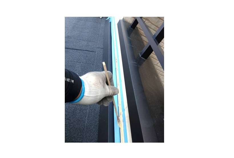 コーキング工事　プライマーを塗布します。