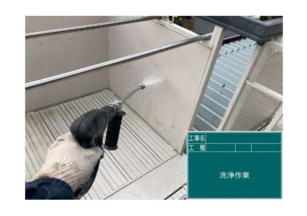 高圧洗浄を行います。