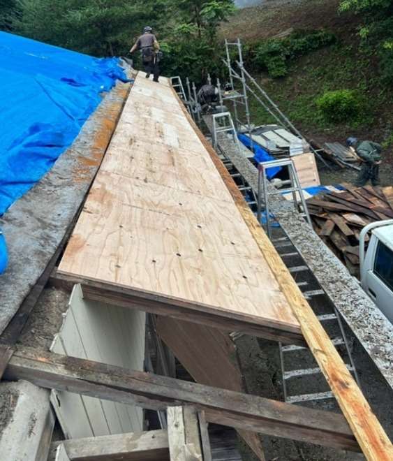 野地板（屋根下地）を設置します。