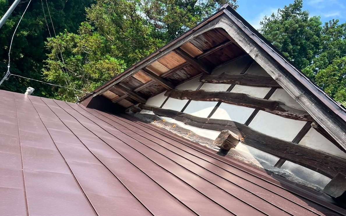 雨押さえ板金の施工前の様子です。