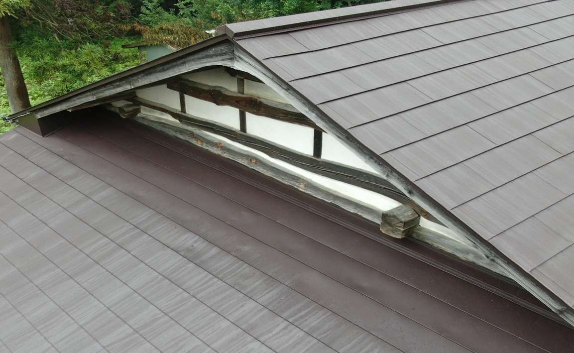 雨押さえ板金の施工後の様子です。