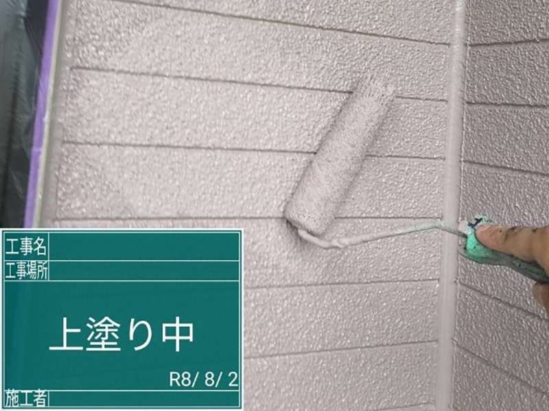 外壁塗装工事　上塗りを塗布します