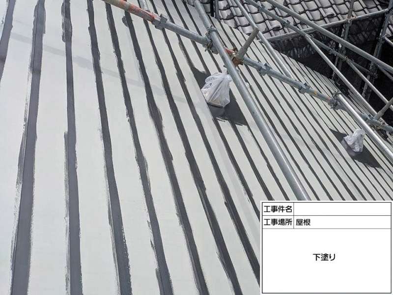 屋根塗装工事　下塗りを塗布します