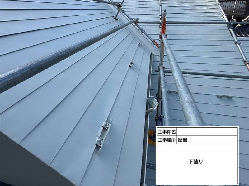 屋根塗装工事　下塗りの完了です