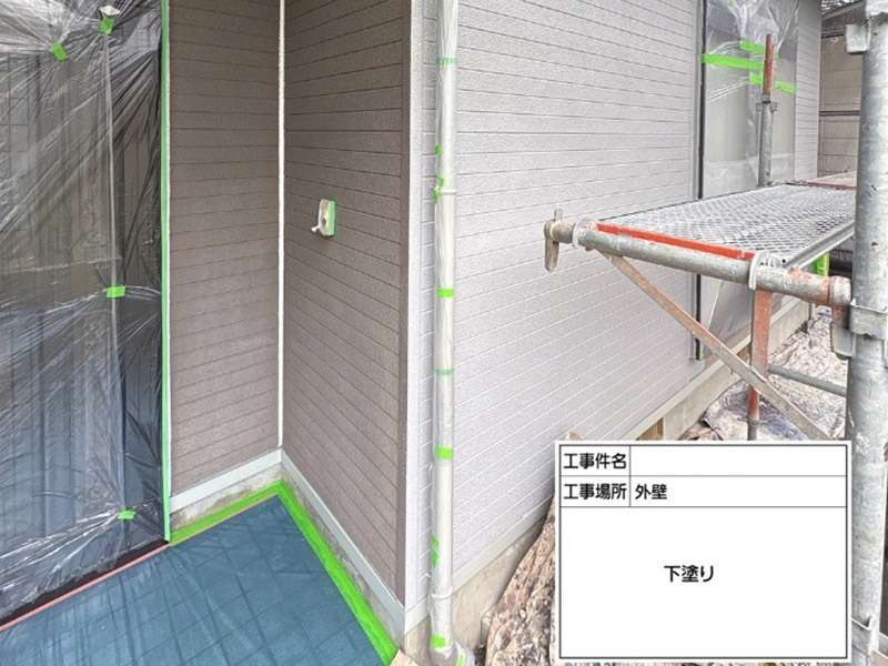 外壁塗装工事　下塗りを塗布します